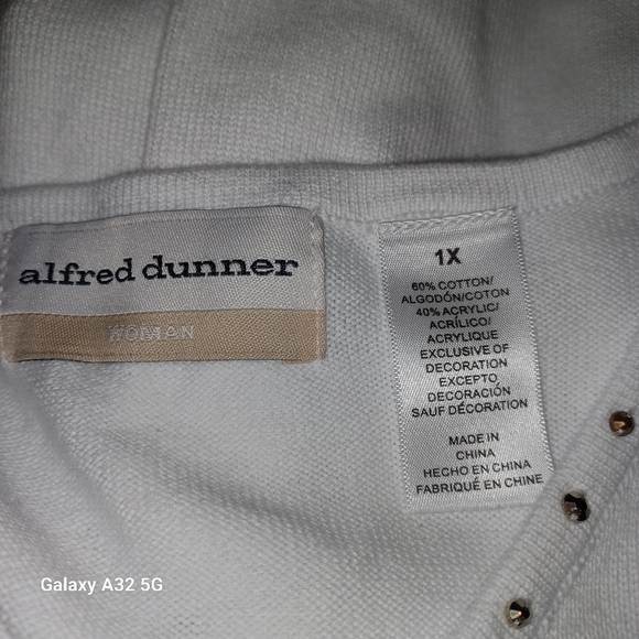 Alfred Dunner New Women Size 1X White Top with Blue Floral Embroidery - Picture 9 of 10